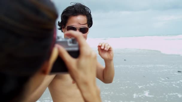 Pareja en la playa usando la cámara — Vídeo de stock
