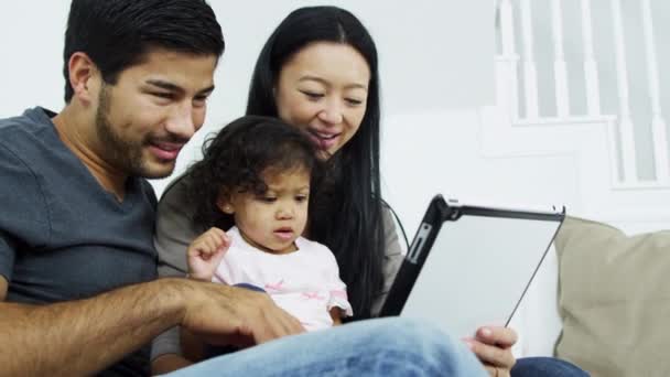 Couple playing games with daughter — Stock Video