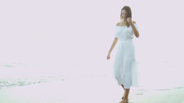 Mulher de vestido branco ao lado do oceano — Vídeo de Stock