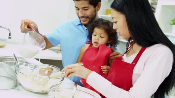 Pareja con hija preparando ingredientes para hornear — Vídeos de Stock