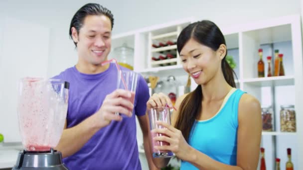 Paar trinkt Bio-Frucht-Smoothie — Stockvideo