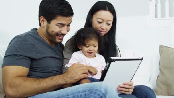 Casal jogando jogos com a filha — Vídeo de Stock