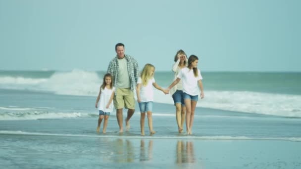 Padres con hijas caminando en la playa — Vídeo de stock