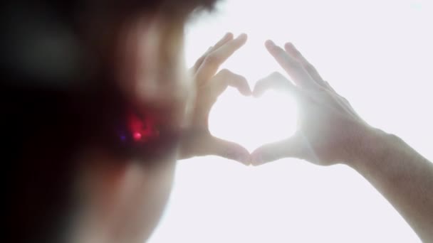 Hombre haciendo símbolo de forma de corazón — Vídeos de Stock