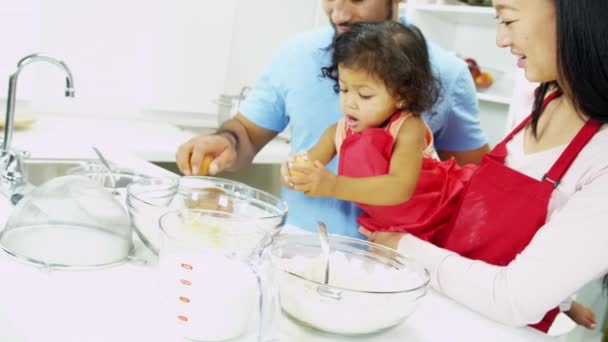 Pareja con hija preparando ingredientes para hornear — Vídeos de Stock