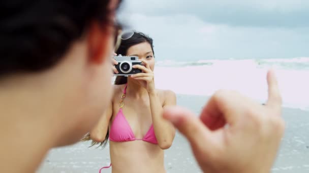 Пара на пляжі використовує камеру — стокове відео