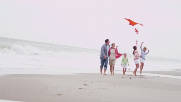 Familia divirtiéndose con cometa en la playa — Vídeos de Stock