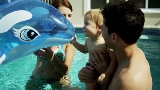 Eltern spielen mit Sohn im Schwimmbad — Stockvideo