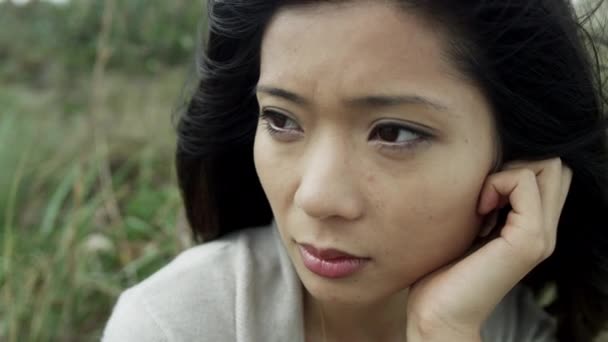 Asiática chica al aire libre buscando infeliz — Vídeos de Stock