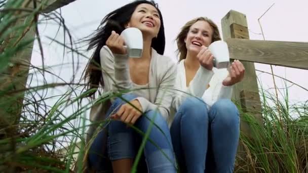 Mulheres bebendo café em férias na praia — Vídeo de Stock