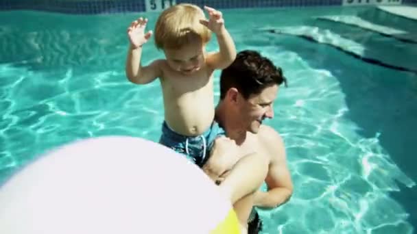 Parents with baby in swimming pool — Stock Video