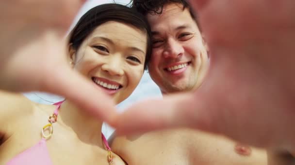 Plajda eğlenmek Çift — Stok video