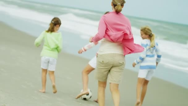 Familia caucásica disfrutando del tiempo en la playa — Vídeo de stock