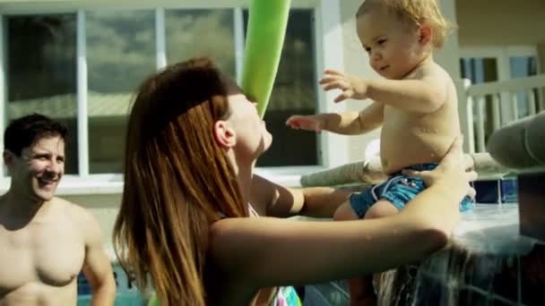 Parents with baby in swimming pool — Stock Video