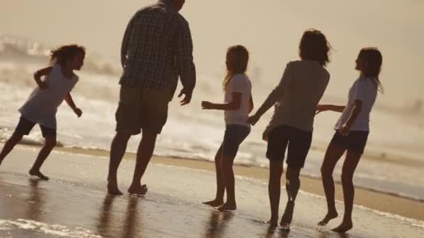 Chicas con padres disfrutando de vacaciones — Vídeos de Stock