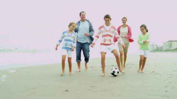 Familia caucásica disfrutando del tiempo en la playa — Vídeo de stock