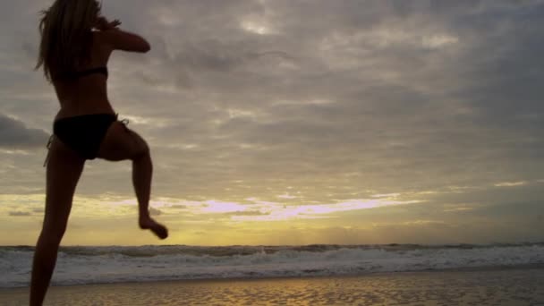 Menina correndo e pulando na praia — Vídeo de Stock