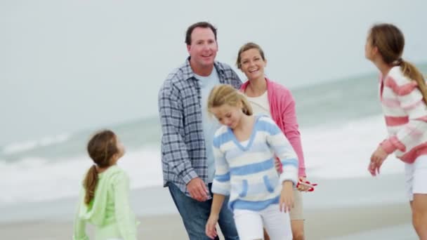 Famille s'amuser avec cerf-volant sur la plage — Video