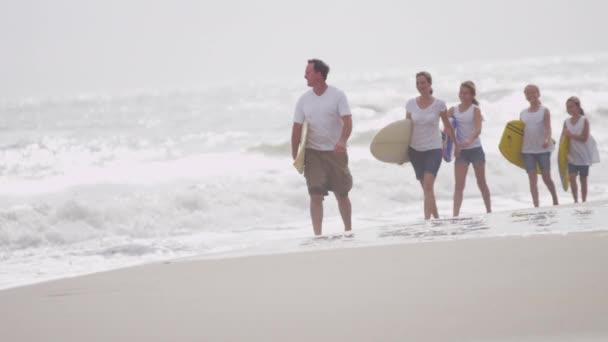 Pais com filhas andando na praia — Vídeo de Stock