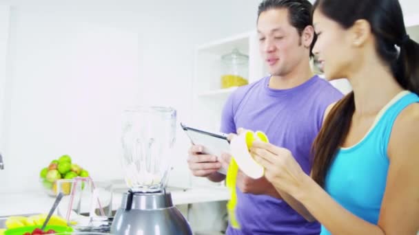 おいしい有機フルーツのスムージーを作るカップル — ストック動画