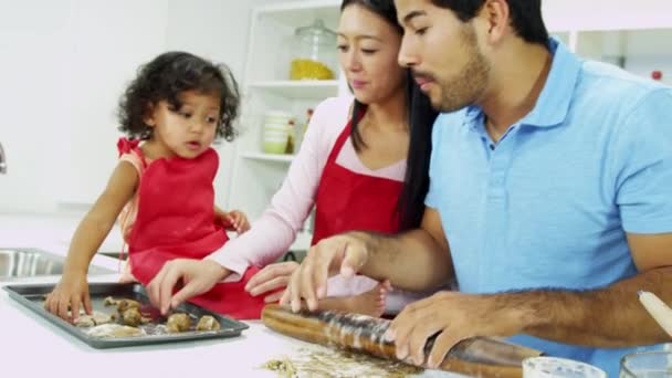 Par med dotter att göra cookies — Stockvideo