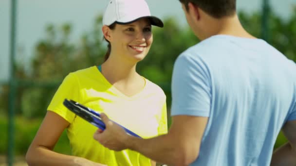 Partner di tennis preparare il gioco — Video Stock