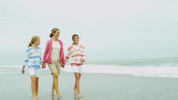 Madre con hijas caminando en la playa — Vídeos de Stock