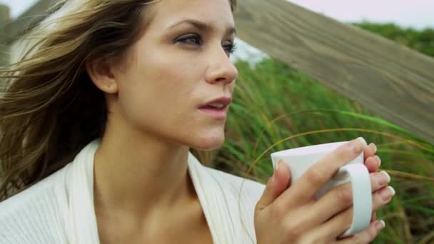 Menina na praia beber café — Vídeo de Stock