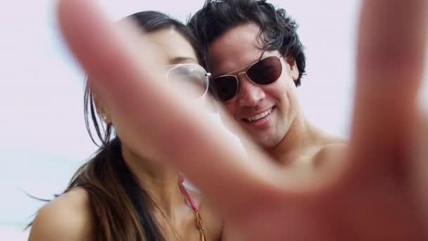 Paar genießt gemeinsamen Strandurlaub — Stockvideo