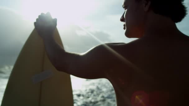 Surfista en la playa viendo olas — Vídeos de Stock