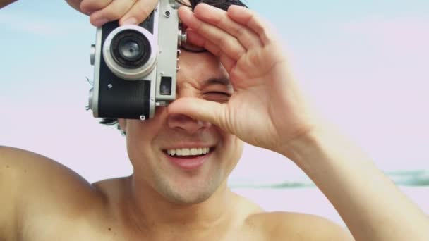 Man op strand met behulp van camera — Stockvideo