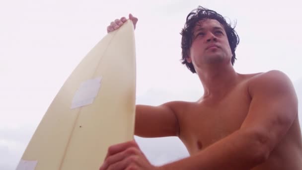 Surfista en la playa viendo olas — Vídeo de stock