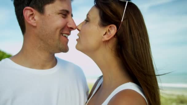 Пара, наслаждающаяся временем вместе на пляже — стоковое видео