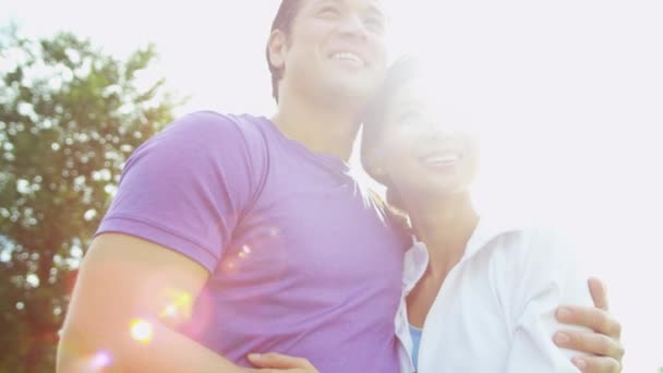 Pareja de pie juntos al aire libre en el parque — Vídeo de stock