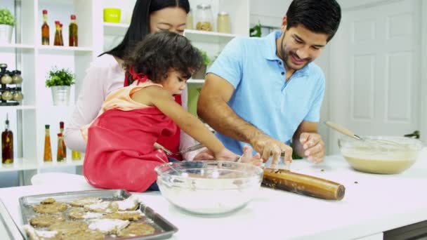 Pareja con hija haciendo galletas — Vídeos de Stock