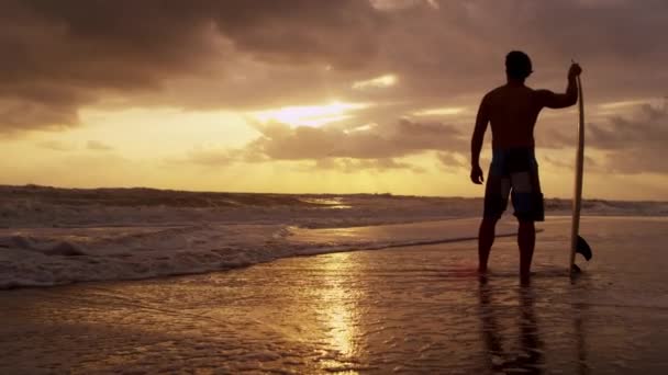 波を見てビーチでサーファー — ストック動画