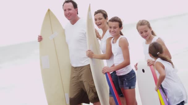 Padres e hijas viendo olas en la playa — Vídeo de stock
