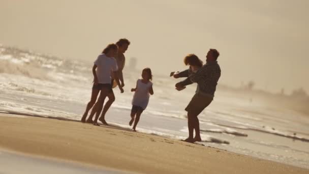 Meisjes met ouders genieten van vakantie — Stockvideo