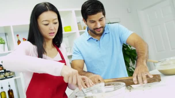 Pareja en la cocina hornear galletas — Vídeo de stock