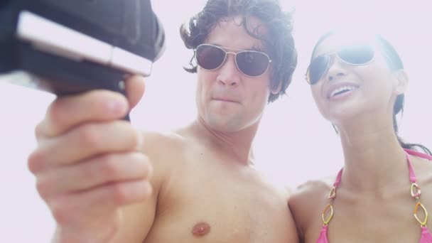 Op strand met video camera (echt) paar — Stockvideo