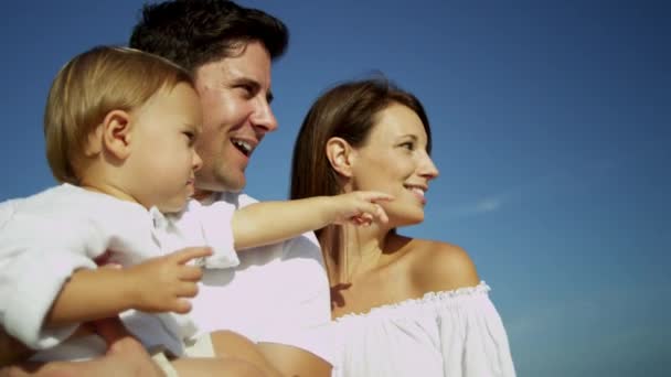 Padres con hijo en vacaciones en la playa — Vídeos de Stock