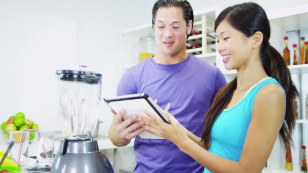 Couple making delicious organic fruit smoothie — Stock Video