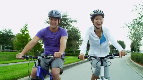 Pareja montando sus bicicletas al aire libre — Vídeos de Stock