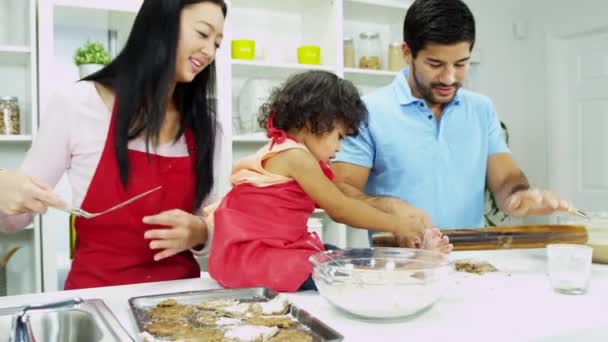 Pareja con hija haciendo galletas — Vídeos de Stock