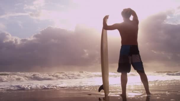 Surfista en la playa viendo olas — Vídeos de Stock