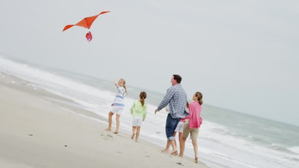 Familie hat Spaß mit Drachen am Strand — Stockvideo