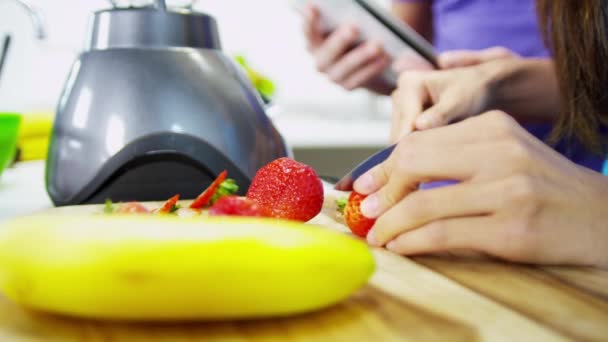 Pareja preparar batido de frutas orgánicas frescas — Vídeos de Stock