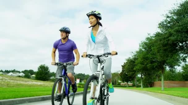 Casal andando de bicicleta ao ar livre — Vídeo de Stock