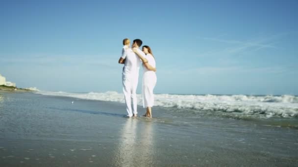 Parents avec bébé profitant de vacances à la plage — Video