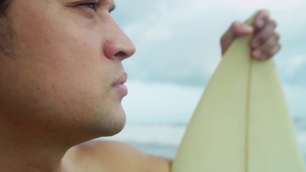 Surfare på stranden titta på vågorna — Stockvideo
